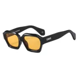 Lentes de sol negros con marco geométrico grueso y lentes grises.