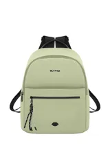 Mochila Las Oreiro color verde agua, con logo de la marca en la parte superior y un aplique de labios en la parte inferior. Cuenta con un bolsillo frontal con cierre y un llavero decorativo de cuerda.