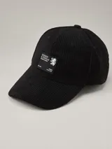 Gorra de béisbol de pana azul marino con parche lateral con el logo de la marca Benson & Thomas.