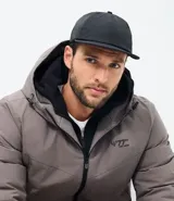 Gorra Viko de ala curva, confeccionada en poliamida impermeable con protección UV y ajuste trasero.
