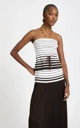 Top strapless ajustado de punto, con diseño de rayas horizontales blancas y marrones, escote palabra de honor y lazo ajustable en la cintura.