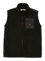 Chaleco de polar negro con cierre frontal, cuello alto y bolsillo en el pecho con solapa y logo de la marca CAT.