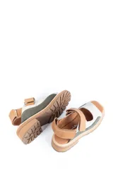 Sandalias de cuero con plataforma de goma, color verde, blanco y beige.