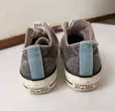 Championes Converse de lona estilo denim con efecto deslavado, puntera de goma blanca y cordones claros.