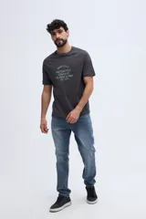 Remera blanca de manga corta con cuello redondo y estampa frontal de estilo vintage con texto inscripto.