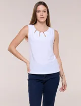 Blusa blanca de seda fría, sin mangas, con escote redondo, frunces sutiles y pequeñas aberturas verticales sujetas por cuentas metálicas doradas.