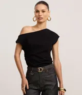 Blusa negra de crepé con escote asimétrico, manga corta y drapeado lateral.