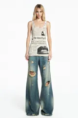 Musculosa de algodón con estampado gráfico tipo periódico y labios negros. Presenta un corte ajustado y escote redondo.