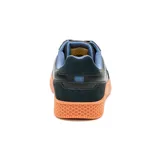Sneaker Caterpillar modelo Pause Retro, de diseño urbano con combinación de cuero napa y gamuza en color negro. Presenta detalles en azul en los laterales y el interior, con una suela de goma color naranja con textura hexagonal y logo grabado.