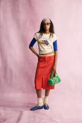 Falda midi de tiro medio en color rojo, con trabillas, cinco bolsillos, abertura delantera y cierre con cremallera, botón interior y gancho metálico. Colección especial Fruit of the Loom x Zara.