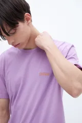 Remera blanca de manga corta con cuello redondo y logo estampado en el pecho.