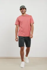 Remera de cuello redondo y manga corta, confeccionada en tejido de algodón pesado.