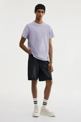 Remera de cuello redondo y manga corta, confeccionada en punto de algodón liviano con diseño liso y corte estándar.