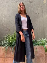 Saco largo negro de hilo fino, con mangas 3/4 y detalle de cuero en los bordes.