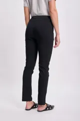Pantalón de bengalina en color negro, de corte recto y tiro medio, con bolsillos laterales y cierre frontal.