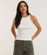 Musculosa básica de mujer de Blue Steel, confeccionada en tejido acanalado de algodón con elastano, de cuello redondo y corte al cuerpo.