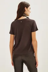 Remera de algodón en color gris oscuro con efecto desgastado. Presenta un estampado frontal en forma de corazón con la inscripción 'Spooky Show Festival' en tono claro.