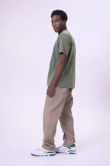 Pantalón de jean color beige, de corte recto y tiro medio.