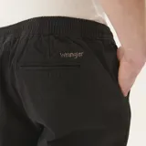 Pantalón jogger negro de gabardina Wrangler, modelo Jack, con puños elásticos en los tobillos, cintura ajustable con cordón y bolsillos laterales.