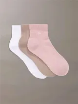 Pack de tres pares de medias cortas Calvin Klein, confeccionadas en mezcla de algodón, con diseño liso y logo de la marca bordado en el tobillo. Incluye colores blanco, beige y rosado.
