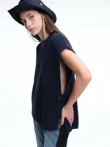 Chaleco de tejido de punto con lana y alpaca, de corte relajado y caída recta. Presenta laterales abiertos con cierre de botones y cuello redondo.