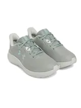 Championes de running Under Armour modelo Charged Pursuit 4, color verde grisáceo. Presentan una parte superior de malla transpirable, entresuela con tecnología Charged Cushioning para mayor amortiguación y suela de goma resistente con patrón de tracción.