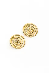 Par de aros plateados con diseño circular en relieve que simula una rosa abstracta en espiral.