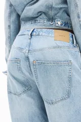 Pantalón de jean celeste de tiro alto, corte holgado en cintura, cadera y muslos, con estilo baggy de muslo a bajo.