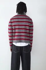 Sweater de punto con diseño a rayas horizontales en tonos gris y bordó, de cuello redondo, manga larga y calce relajado.