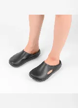 Zueco O'Neill de goma color negro, con aberturas laterales para ventilación y suela texturizada antideslizante.