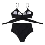 Conjunto de bikini negro de tiro alto, compuesto por un corpiño triangular con diseño cruzado en el frente y tirantes finos regulables, y una bombacha de corte clásico y talle alto.