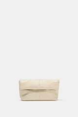 Bolso de mano tipo sobre en color beige, con diseño acolchado, asa bandolera extraíble y cierre imantado.