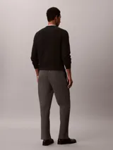 Pantalón tipo jogger de corte regular y estilo formal, confeccionado en tejido elástico de nailon y elastano. Presenta cintura elástica, bolsillos laterales y un diseño de pierna recta con acabado pulido.