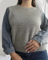 Sweater gris de punto con mangas largas de jean.