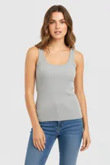 Musculosa gris de bretel ancho y cuello redondo.