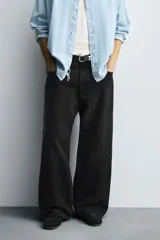 Jeans de denim de algodón, color azul oscuro con efecto lavado. Presentan un corte muy holgado (baggy fit) en toda la pierna y tiro medio. Tienen cinco bolsillos y cierre frontal con cremallera y botón.