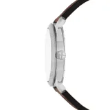 Reloj Fossil Machine con caja plateada de acero inoxidable, esfera verde con indicador de fecha y correa de cuero marrón.