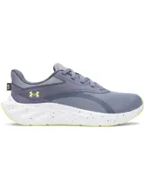 Championes de running Under Armour Ascend color gris, con parte superior de malla transpirable, entresuela Charged+ Cushioning blanca con detalles salpicados, suela de goma con detalles en verde lima y el logo de la marca en el talón.