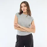 Chaleco de punto cálido color gris melange, con cuello redondo y diseño sin mangas.
