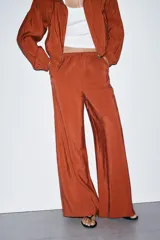 Top blanco de tejido acanalado, corte ajustado, con escote cuadrado y cuello halter ancho.