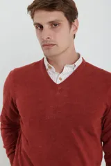 Sweater amarillo de tejido suave tipo cashmere, con escote en V.