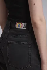 Bermuda de jean color negro, tiro alto y corte recto.