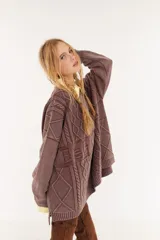 Sweater oversize unisex de tejido de punto con diseño de ochos y efecto lavado. Presenta cuello redondo, mangas largas y una franja central con letras en relieve.