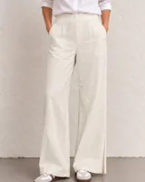 Pantalón de denim azul oscuro con cintura elástica y cordón ajustable, bolsillos frontales aplicados y corte recto.