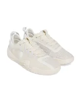 Championes de entrenamiento Under Armour modelo TriBase Reign 6, color beige. Presentan tecnología UA WARP en la parte superior para mayor sujeción, mediasuela de doble densidad y suela con tecnología TriBase para maximizar el contacto con el suelo y brindar estabilidad en movimientos dinámicos.