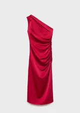 Vestido midi de satén rojo, con diseño asimétrico de un solo hombro, fruncido lateral, tajo pronunciado en un lateral y cierre de cremallera.