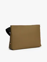 Cartera mensajera color marrón con correa de tela negra con el logo de Tommy Hilfiger. Tiene dos bolsillos con cremallera, uno principal y otro interior.