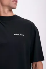 Remera negra de corte oversize con cuello alto y manga corta. Estampado pequeño en el pecho con la inscripción 'soho, nyc' en color blanco.