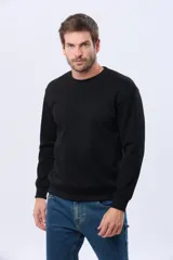 Buzo deportivo de cuello redondo con interior en micropolar y logo bordado al tono en el pecho.