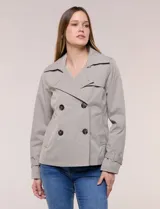 Gabardina corta gris, de silueta ligeramente entallada con diseño clásico de trench, cuello camisero con solapas amplias, cierre cruzado con doble botonadura y bolsillos laterales diagonales.